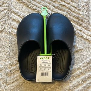 Size 6 Dylan Crocs clogs